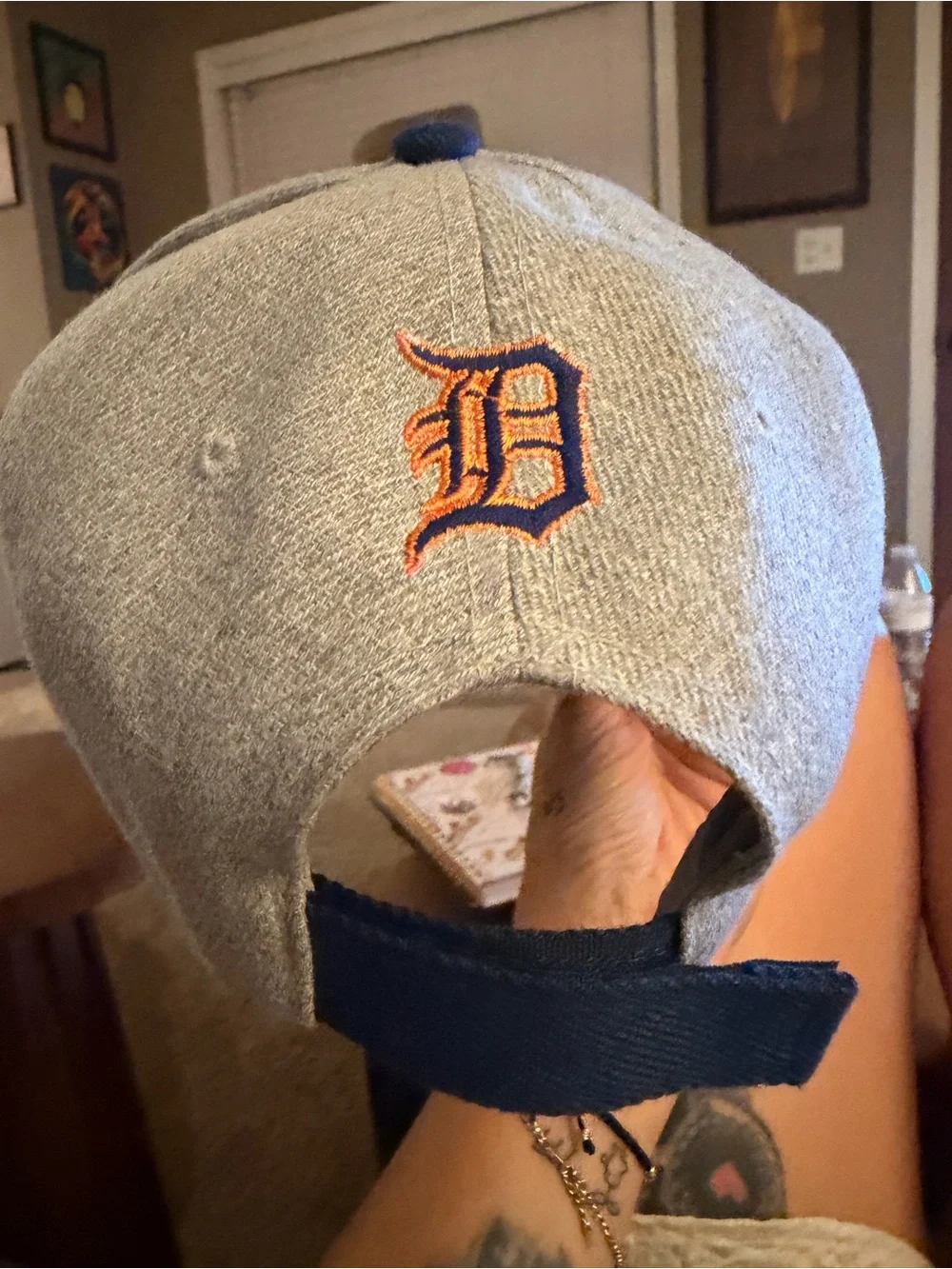 Classic Two-Tone Gray and Blue Baseball Cap with Embroidered D Logo detro